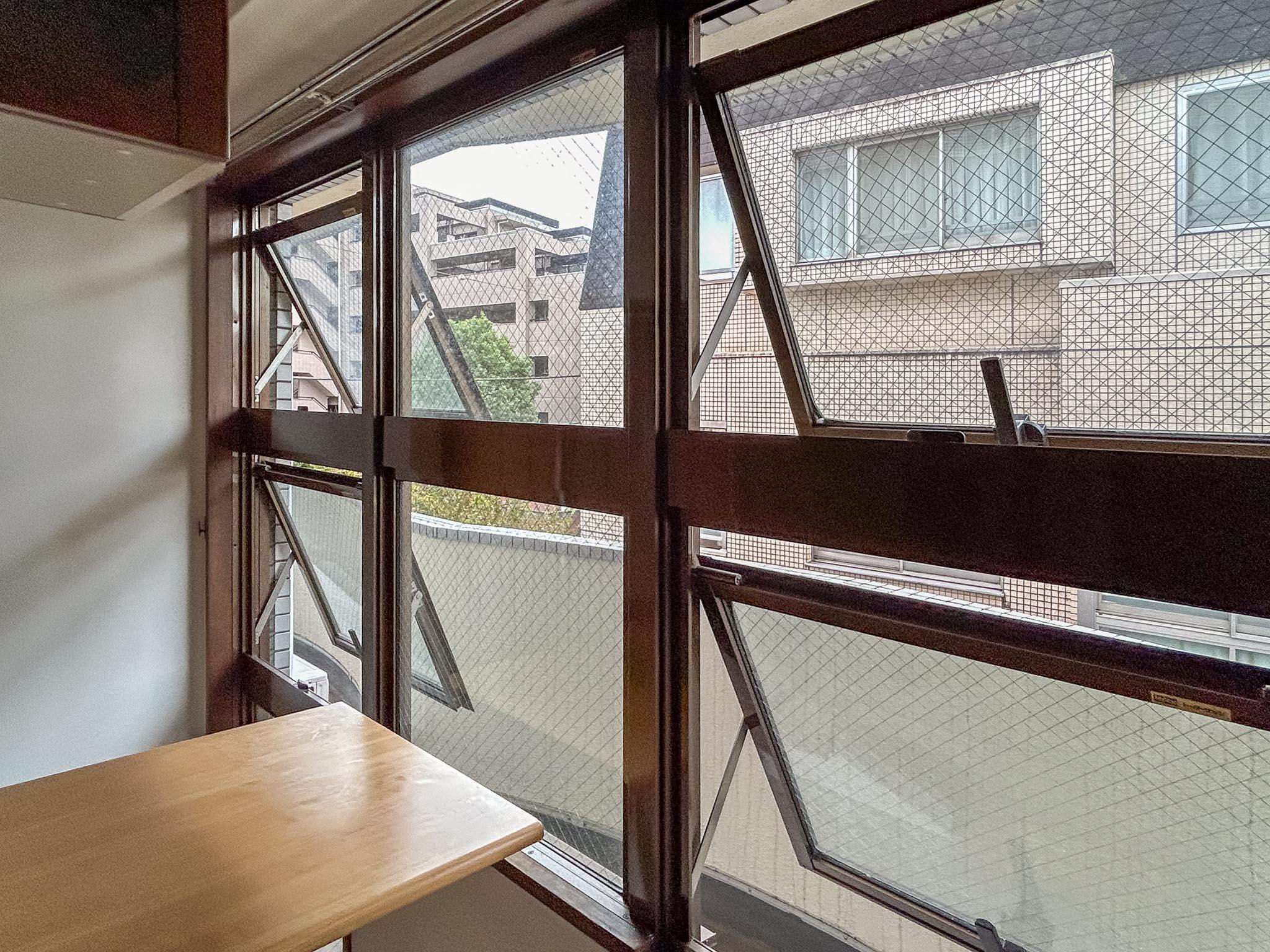 世田谷区桜新町の賃貸物件/横滑り出し窓。雨の日も換気可能
