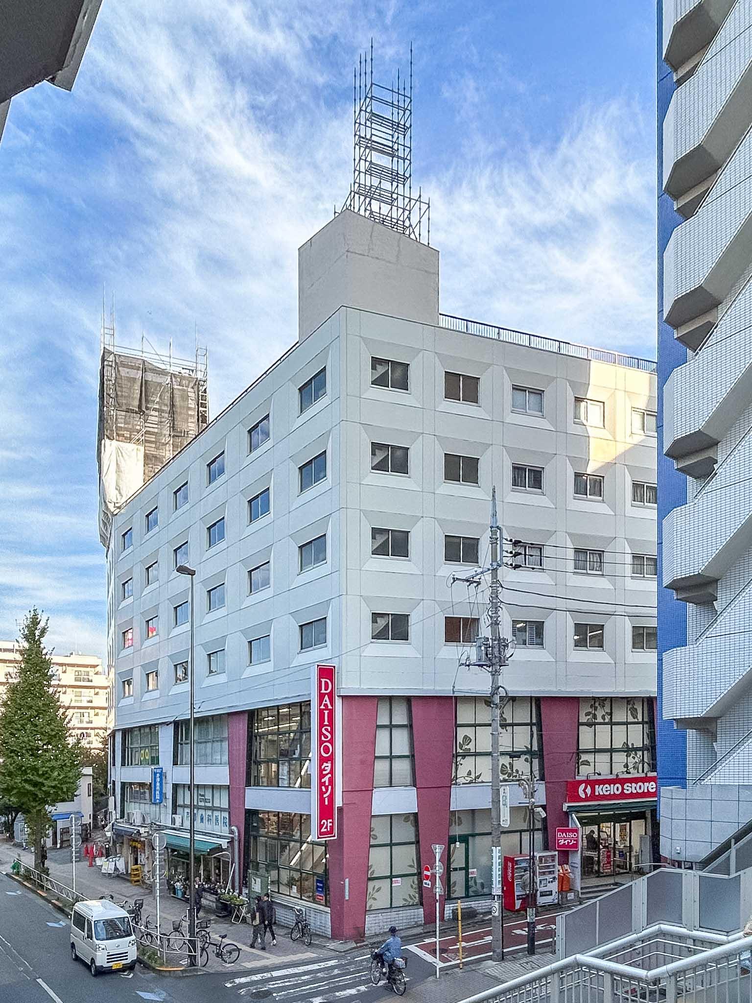 世田谷区大原の賃貸物件/外観。今回募集するのは大通りとは反対側の区画