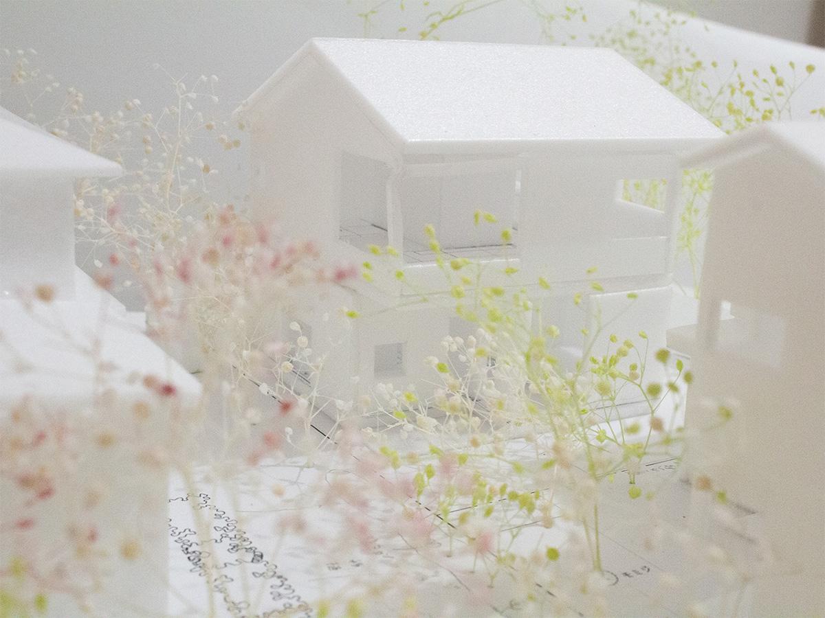 東久留米市学園町の売買物件/前面道路から見た計画予定地。現在は古家が建っています