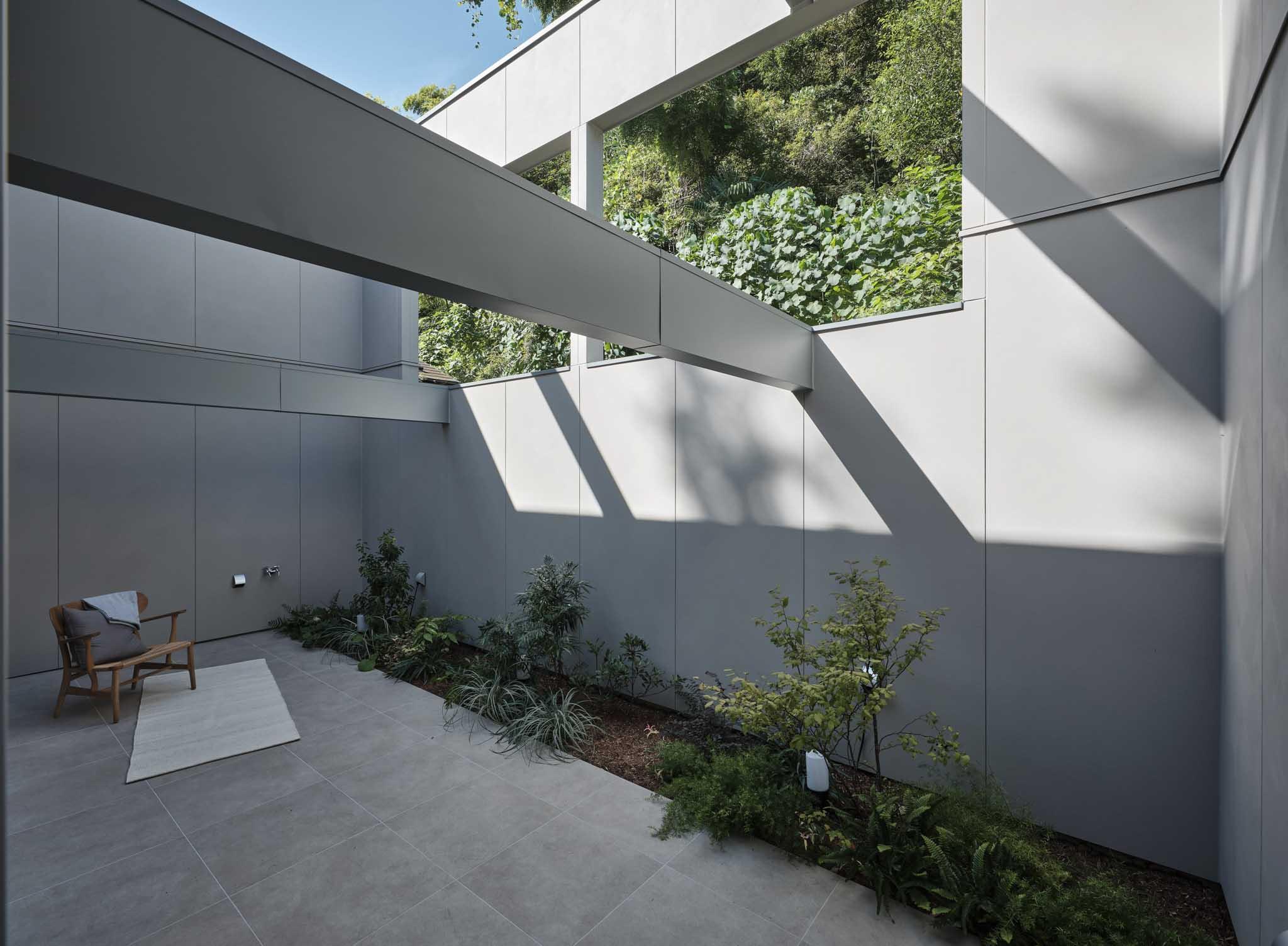 川崎市多摩区東生田の売買物件/壁で囲まれたプライベートな庭