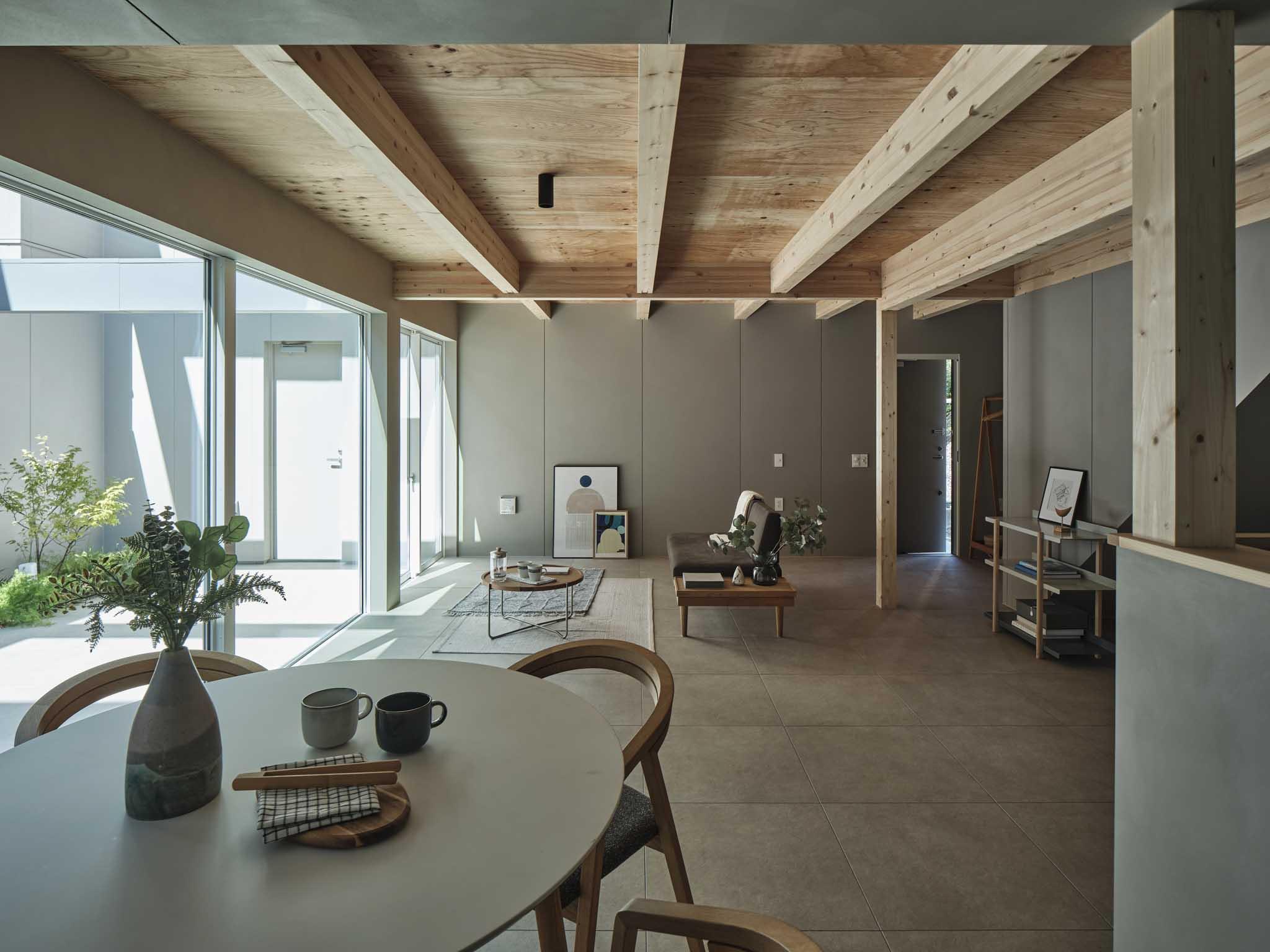 川崎市多摩区東生田の売買物件/玄関からリビング、庭まで、床の高さがほぼフラットにつながる1階