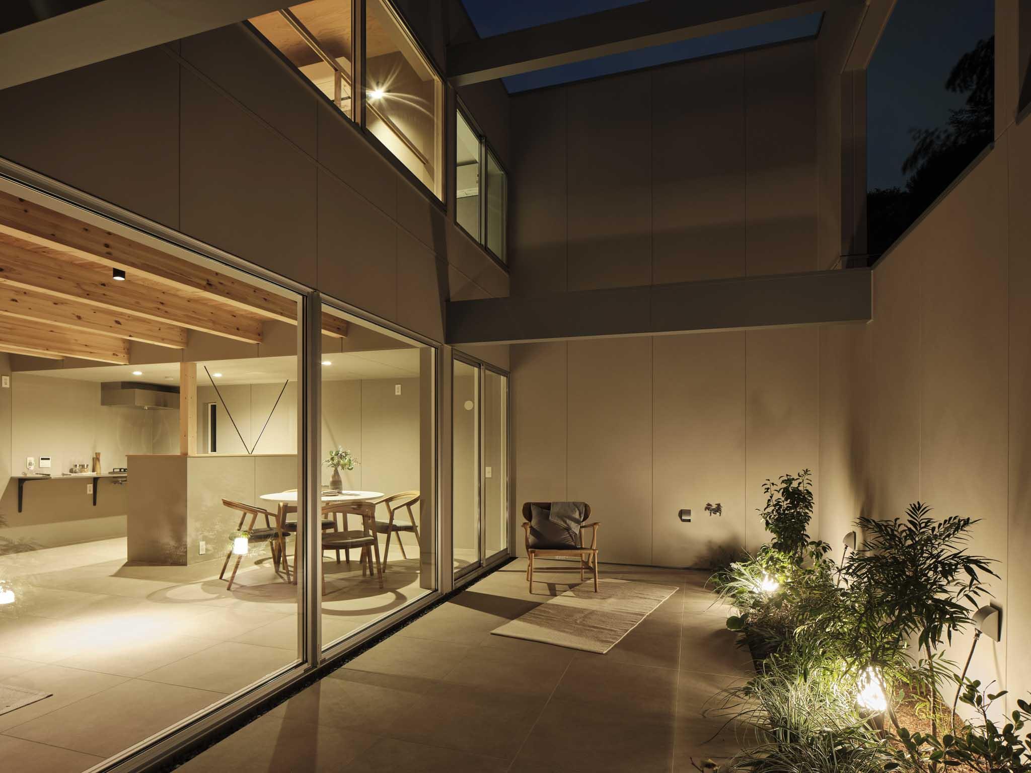 川崎市多摩区東生田の売買物件/ライトアップした庭の様子