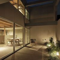 川崎市多摩区東生田の売買物件/ライトアップした庭の様子