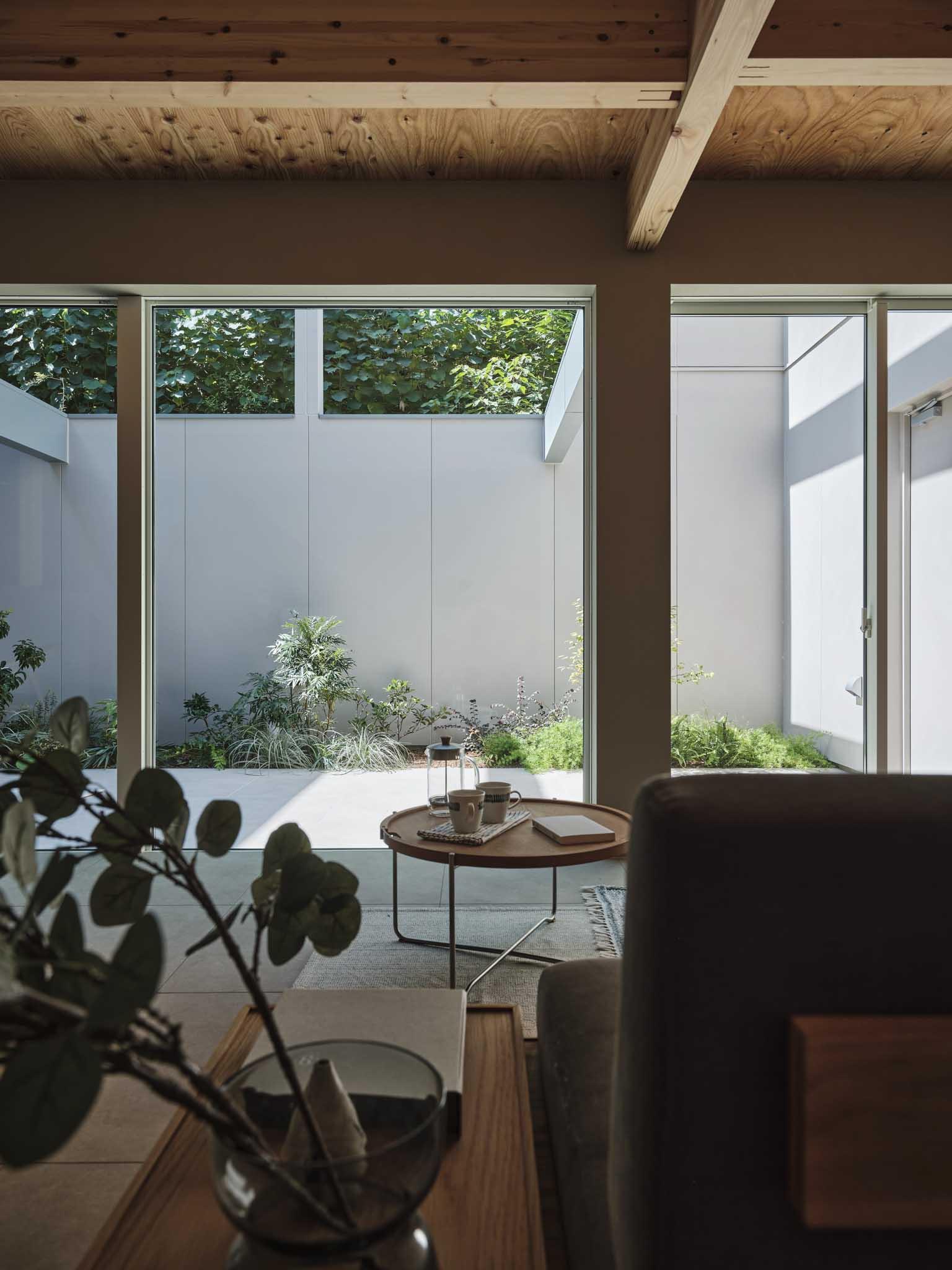 川崎市多摩区東生田の売買物件/リビングから庭をみる