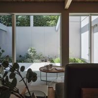 川崎市多摩区東生田の売買物件/リビングから庭をみる