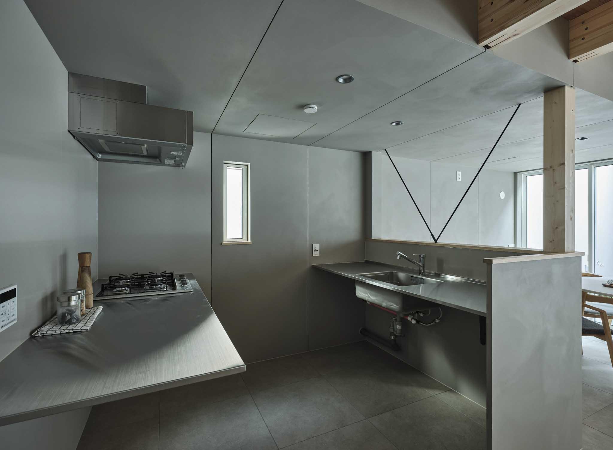 川崎市多摩区東生田の売買物件/キッチン。収納がないため、造作するか棚を置いて使うイメージ