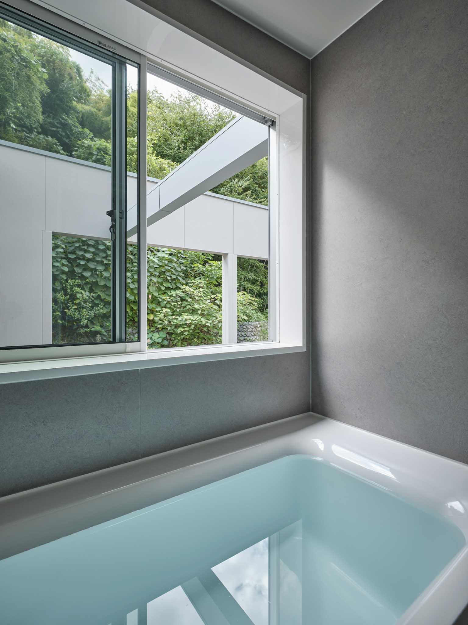 川崎市多摩区東生田の売買物件/浴室。景色を楽しみながら入る湯船は、至福のひととき