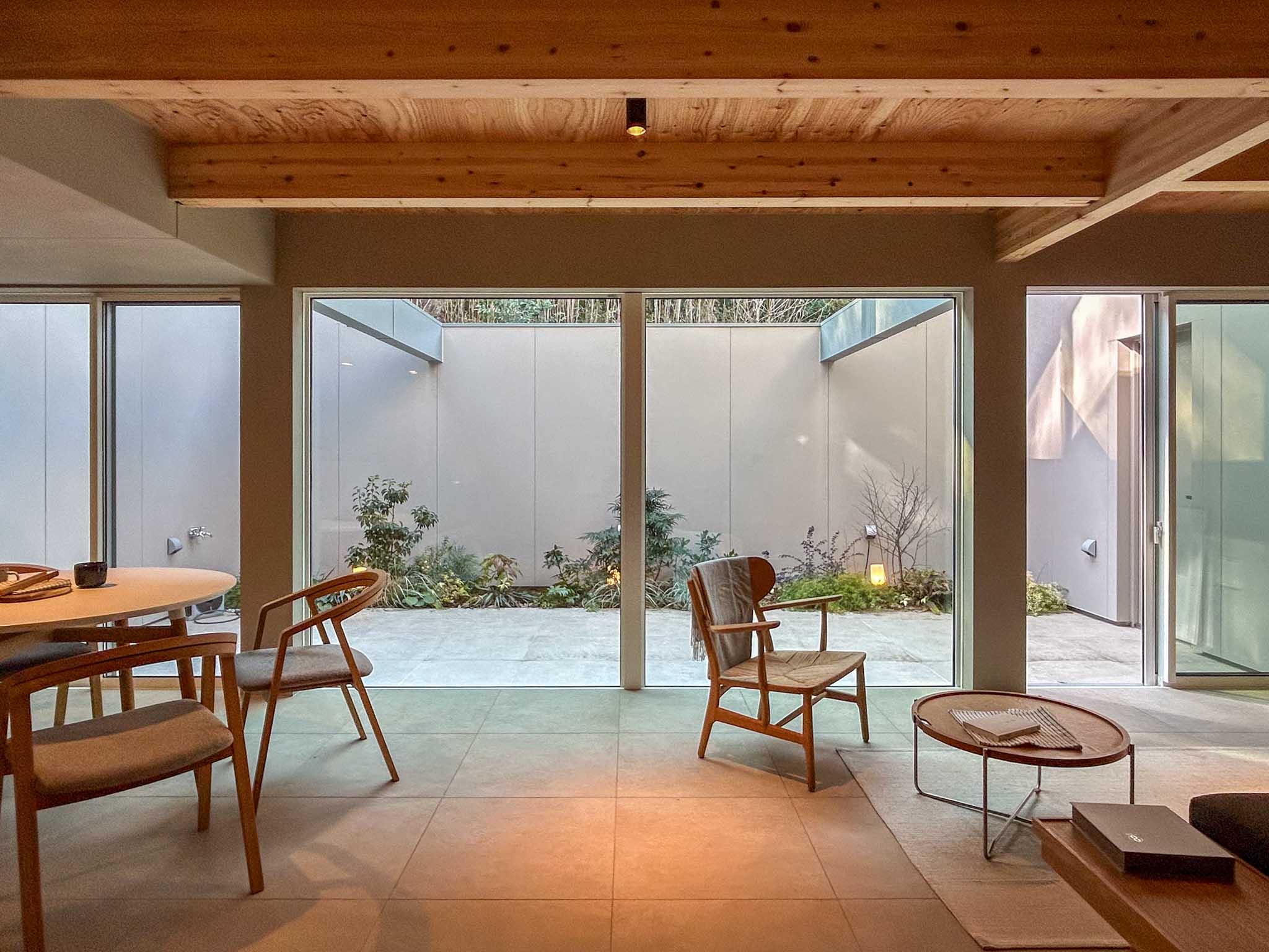 川崎市多摩区東生田の売買物件/グレートーンの落ち着いたリビング