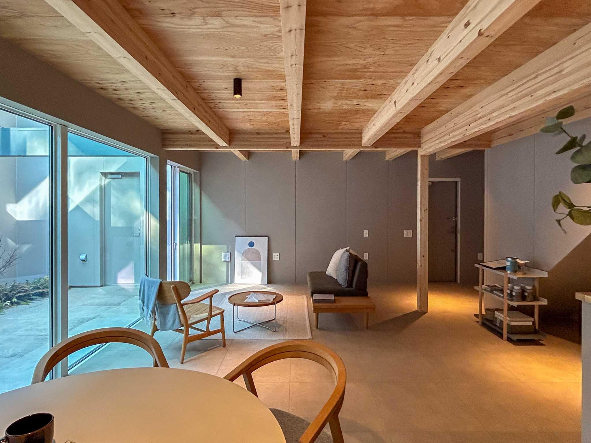 川崎市多摩区東生田の売買物件/玄関からリビング、庭まで、床の高さがほぼフラットにつながる1階