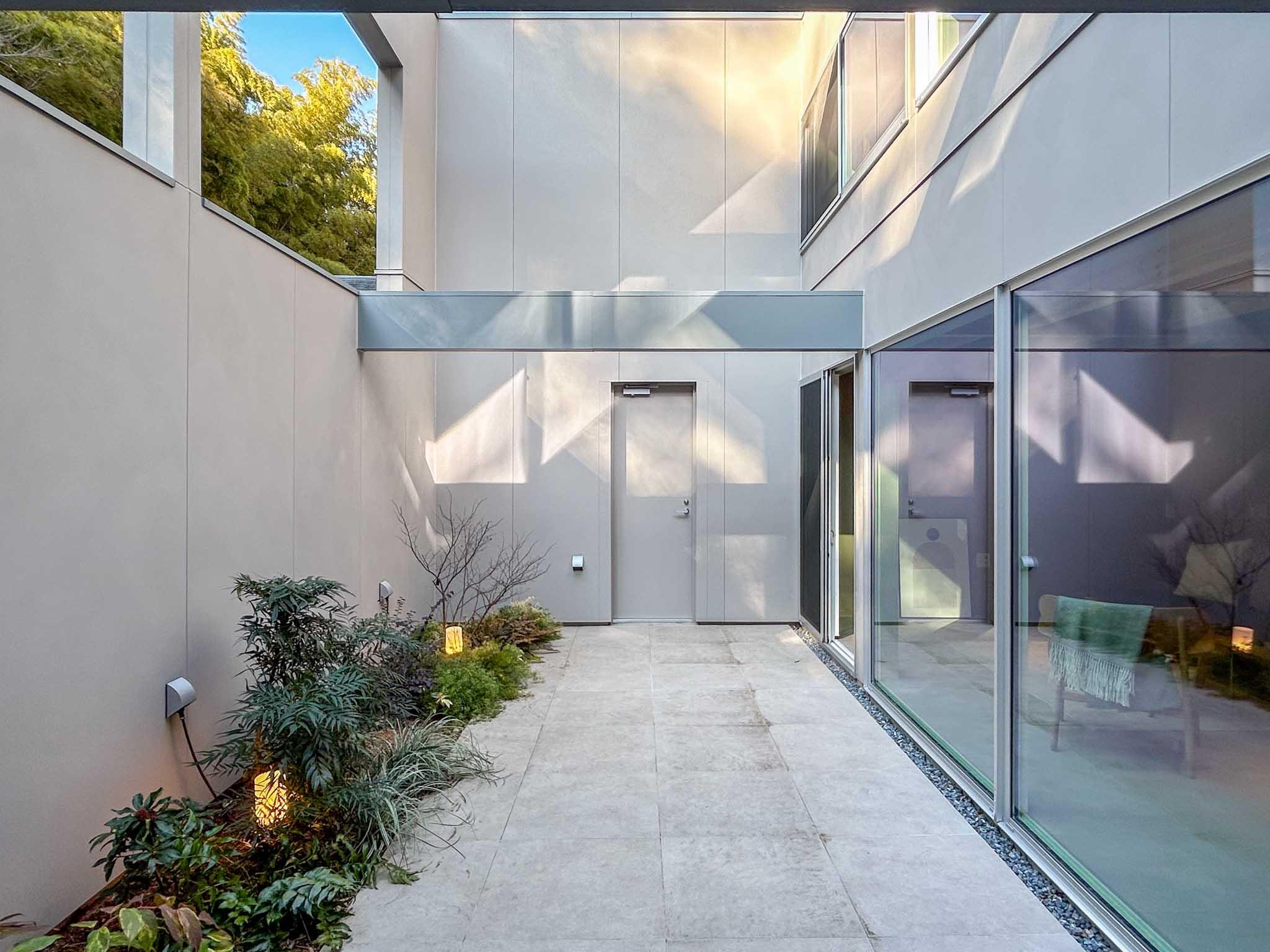 川崎市多摩区東生田の売買物件/壁で囲まれたプライベートな庭