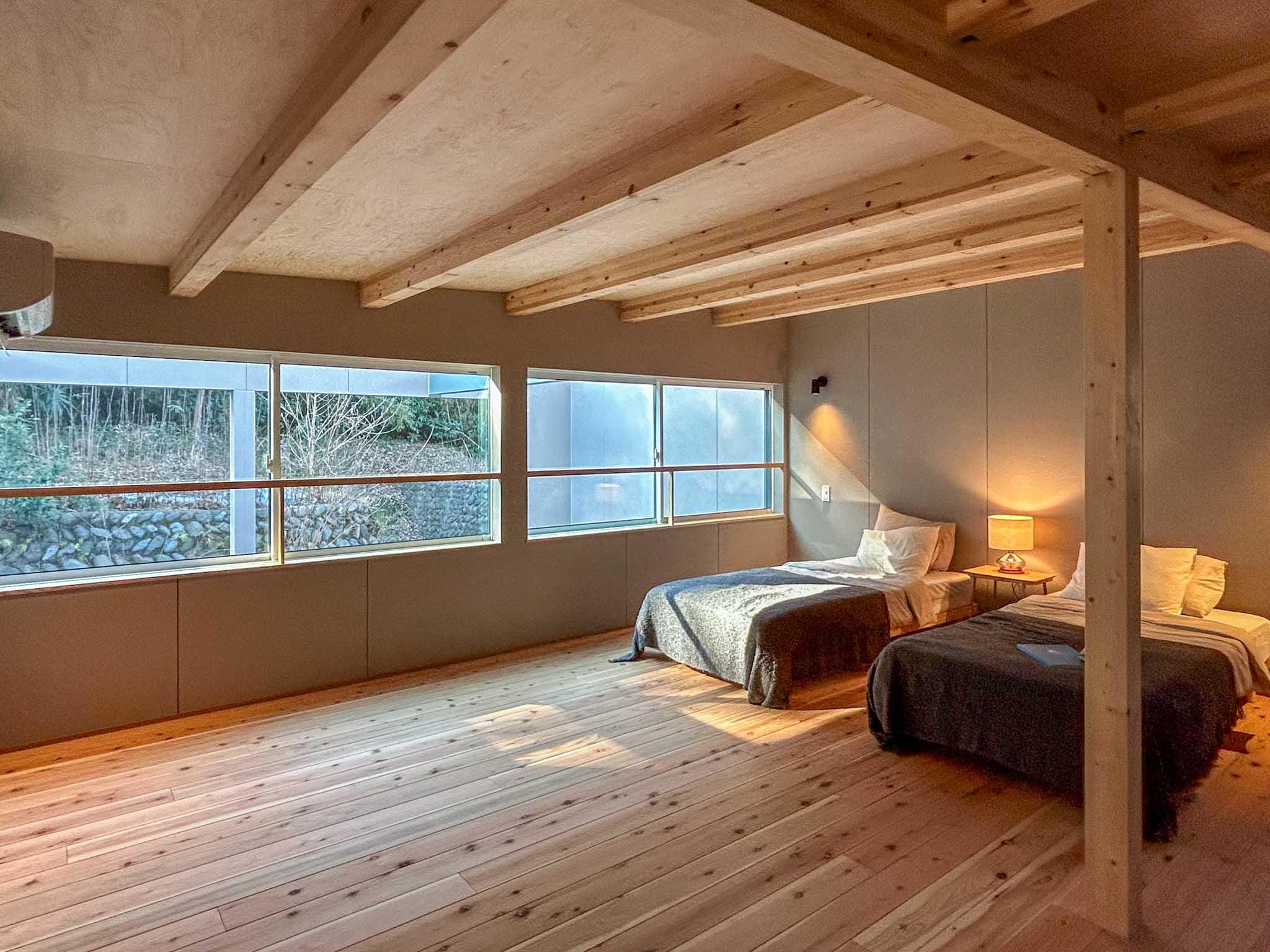 川崎市多摩区東生田の売買物件/寝室。ワイドな窓から緑が見える