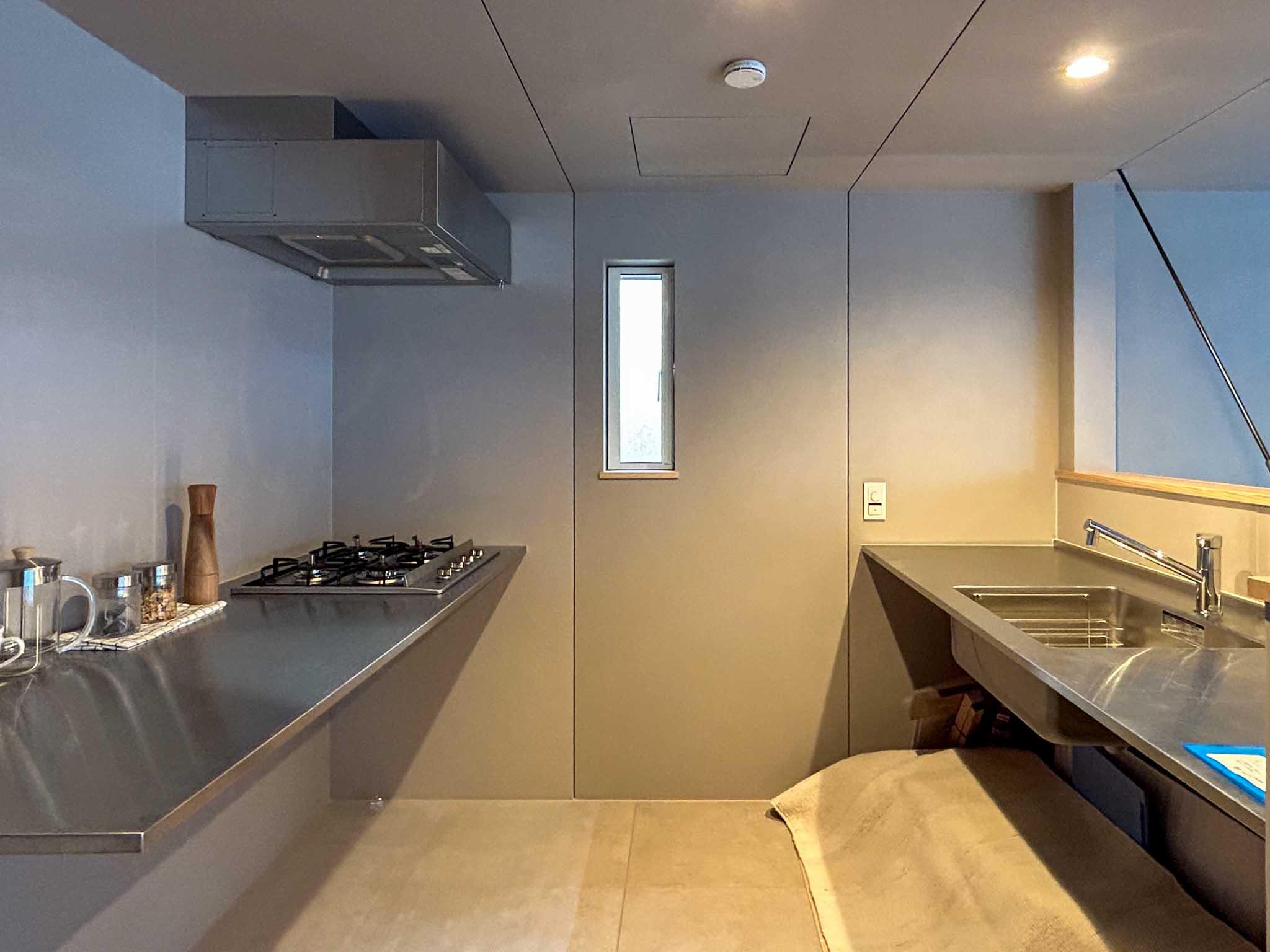 川崎市多摩区東生田の売買物件/キッチン。収納がないため、造作するか棚を置いて使うイメージ