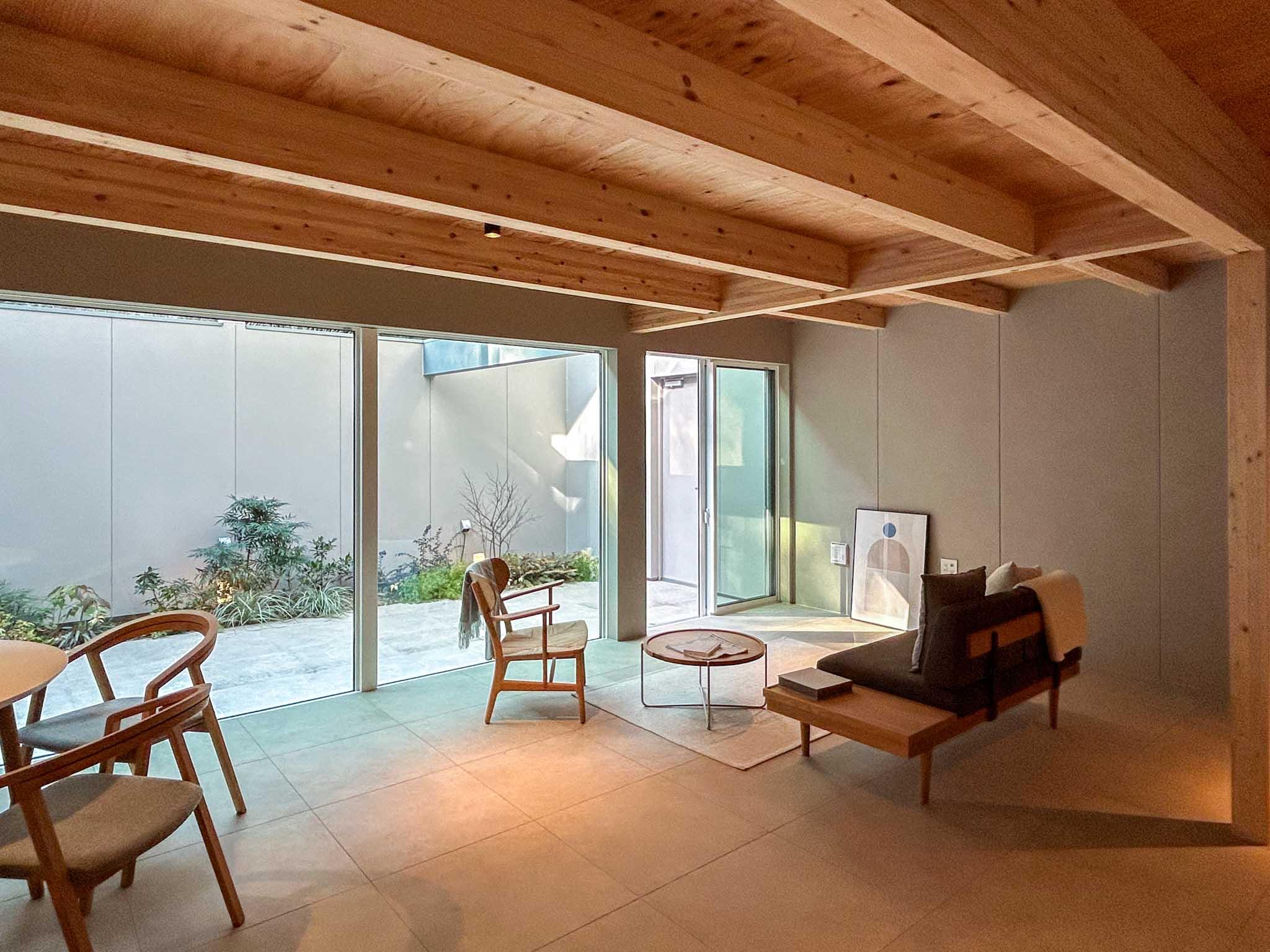 川崎市多摩区東生田の売買物件/大きく開いた窓は複層ガラス。大きい窓ですが、断熱性はばっちり