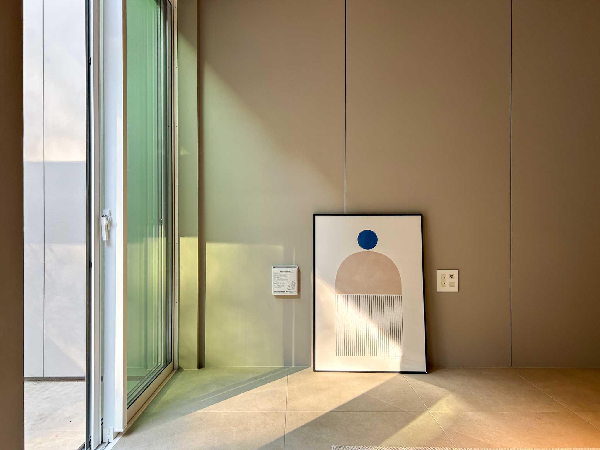 川崎市多摩区東生田の売買物件/夕方になると、一階にもやわらかく陽がさしこむ。