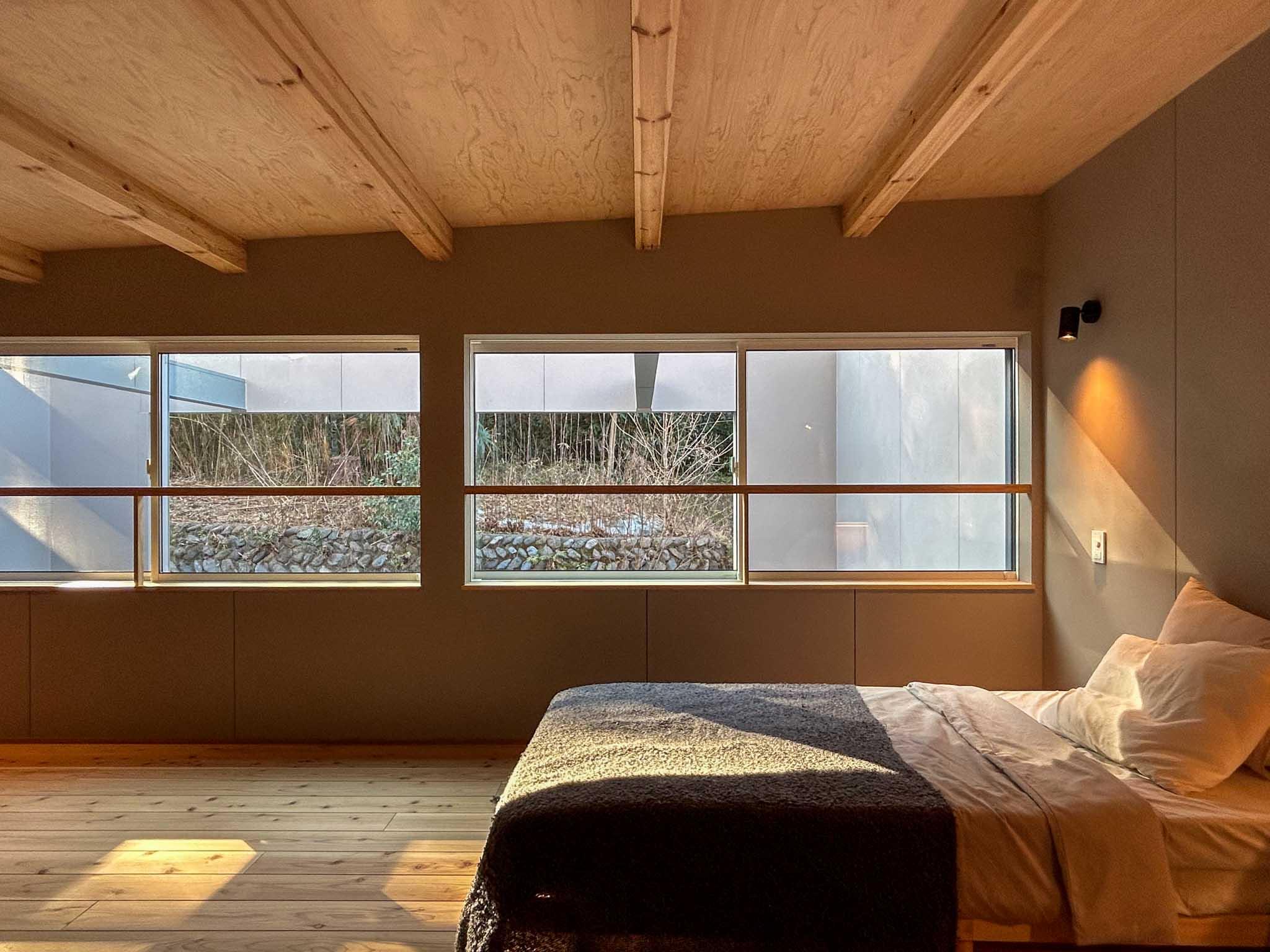 川崎市多摩区東生田の売買物件/2階寝室。無垢フローリングをはじめとした、木質の空間