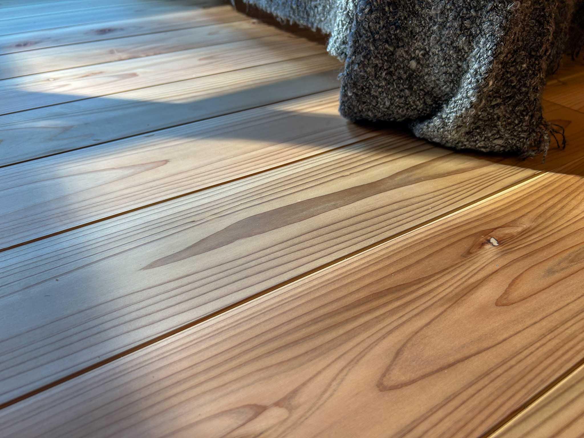 川崎市多摩区東生田の売買物件/板厚が3cmもある、杉の無垢フローリング