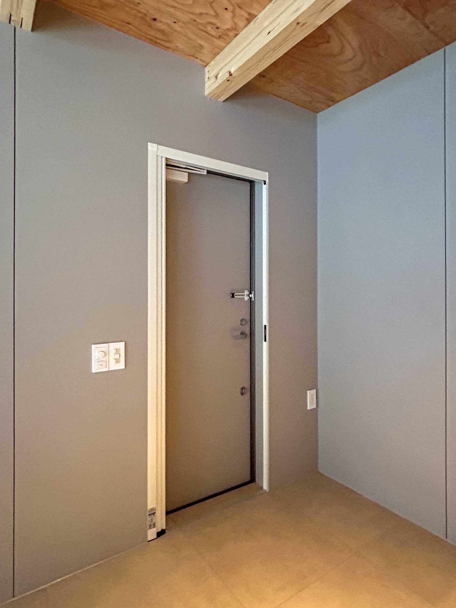 川崎市多摩区東生田の売買物件/玄関。マットを敷いてそこで靴を脱いだり、タイルの目地に合わせて土間エリアを決めるのもよさそう