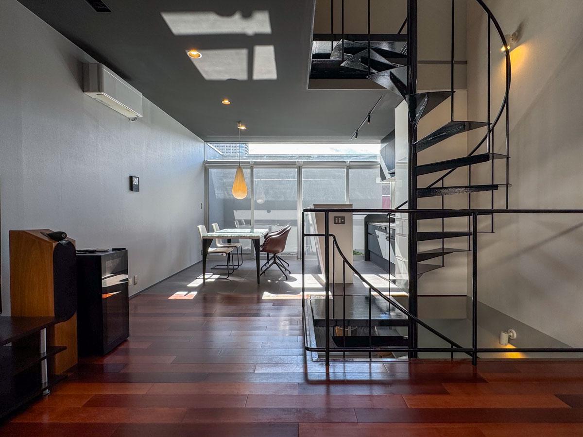 神奈川県川崎市中原区小杉御殿町の賃貸物件/南向きの窓からさんさんと太陽の光が入る、明るいリビング