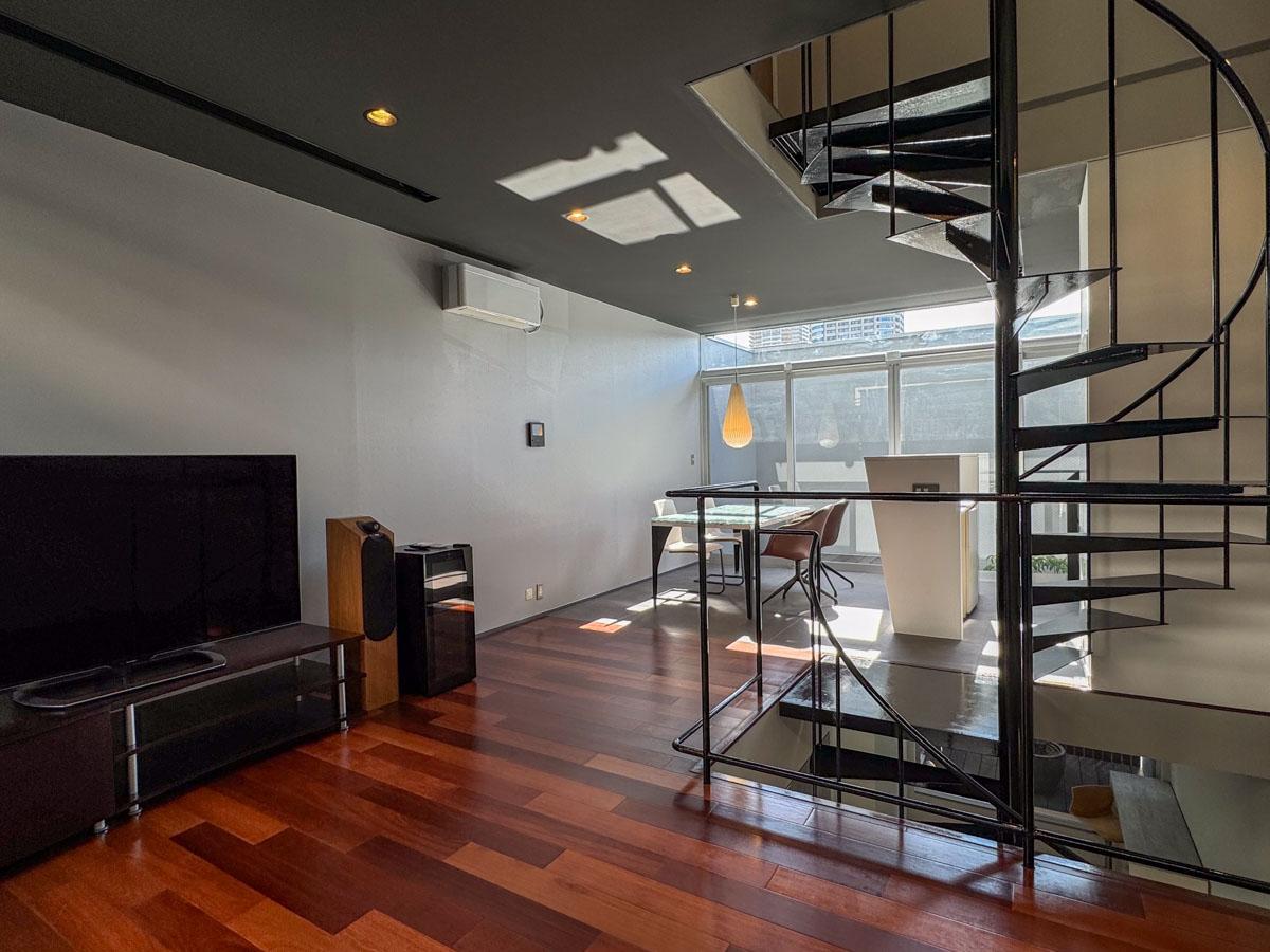 神奈川県川崎市中原区小杉御殿町の賃貸物件/鉄骨のらせん階段の吹き抜けでより開放的に