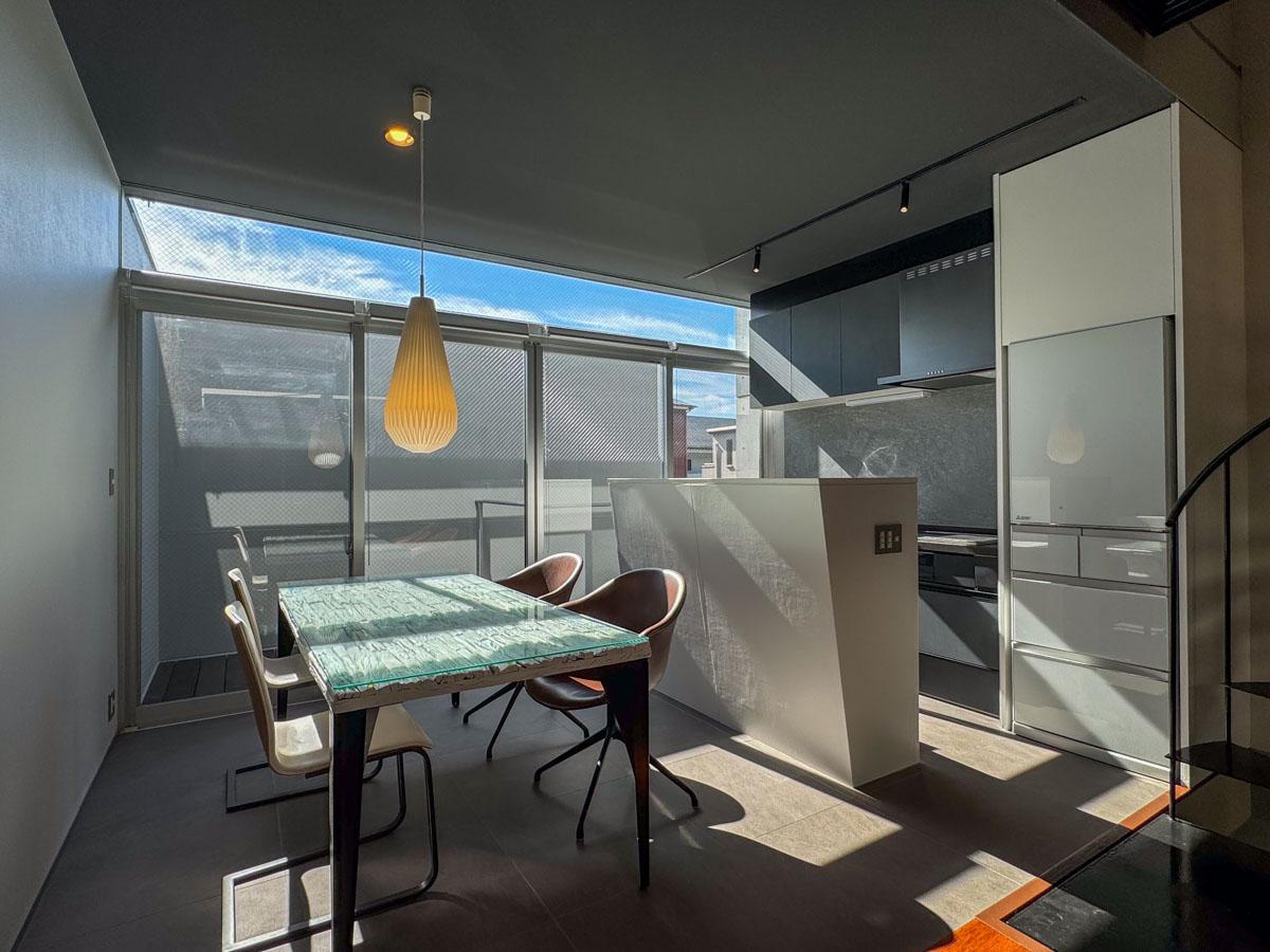 神奈川県川崎市中原区小杉御殿町の賃貸物件/ダイニングキッチン側はオーナーの退去に伴い、モルタルライクなフロアタイルに張り替え済み