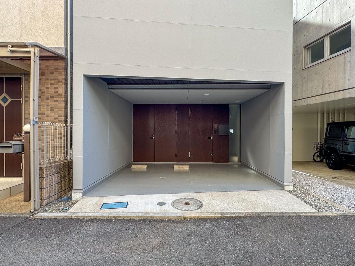 神奈川県川崎市中原区小杉御殿町の賃貸物件/駐車場。車を1台駐めてもバイクや自転車が置ける位のスペースが余ります