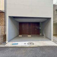 神奈川県川崎市中原区小杉御殿町の賃貸物件/駐車場。車を1台駐めてもバイクや自転車が置ける位のスペースが余ります