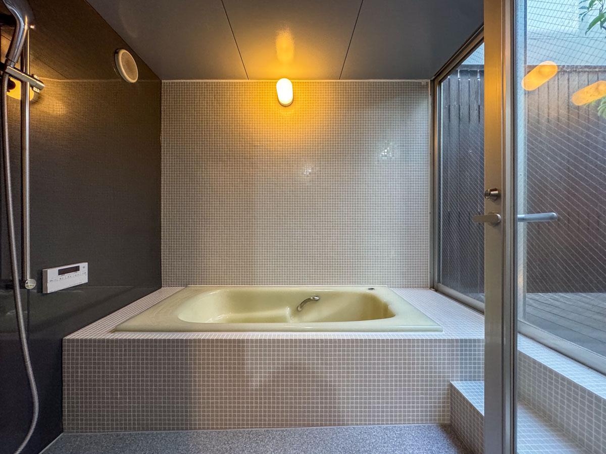 神奈川県川崎市中原区小杉御殿町の賃貸物件/オーナーが特にこだわった浴室。テラスにつながる窓とガラスドアのおかげで、露天風呂気分でバスタイムが楽しめる