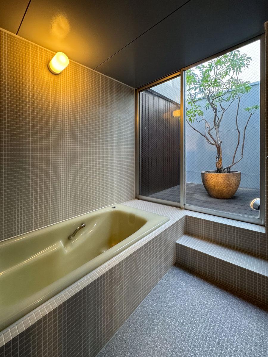 神奈川県川崎市中原区小杉御殿町の賃貸物件/窓を開けっぱなしで露天気分を楽しむもよし、暑くなってきたらテラスに椅子を置いて、外気浴もよし