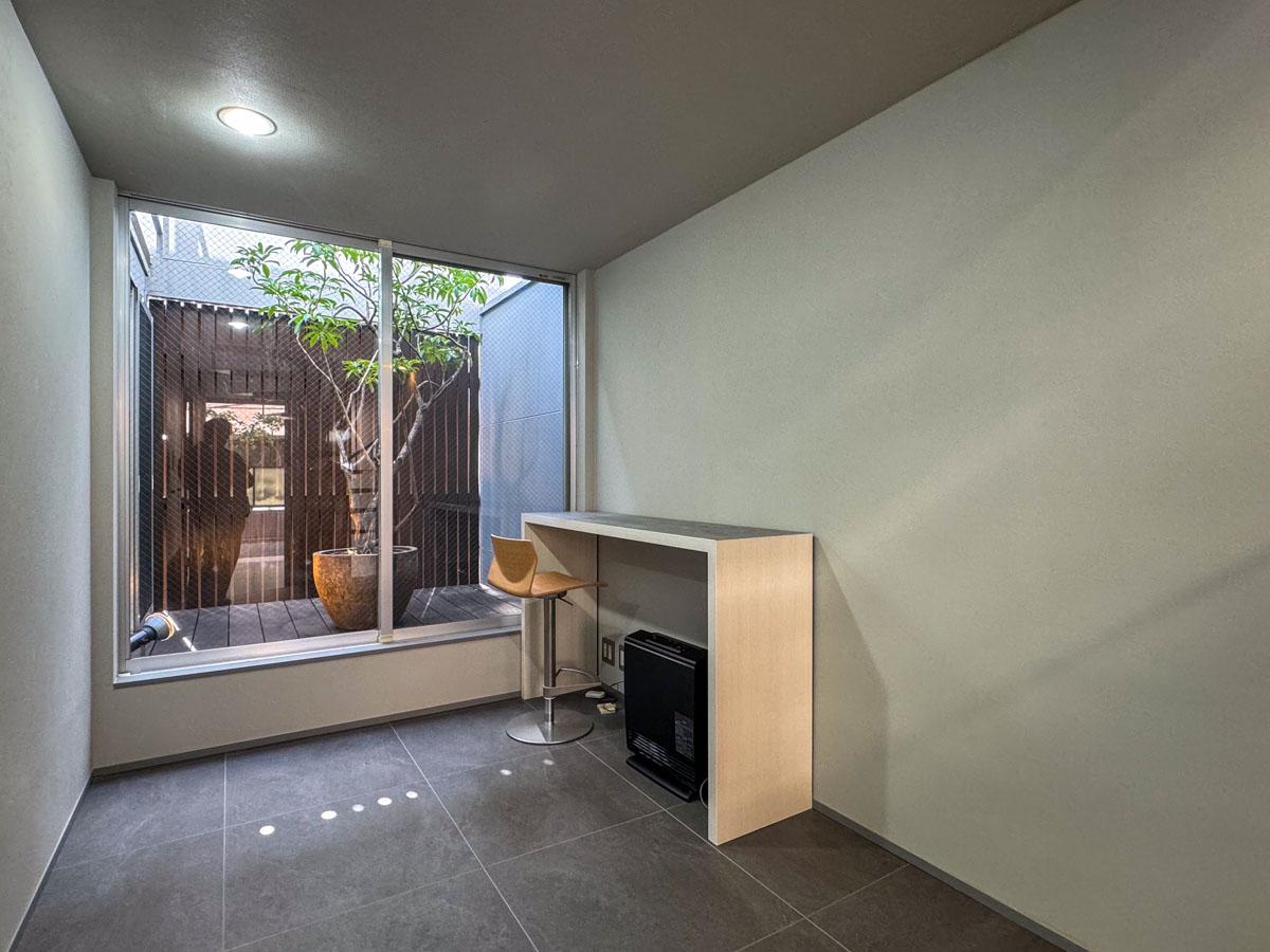 神奈川県川崎市中原区小杉御殿町の賃貸物件/広めの玄関ホールは書斎やアトリエ的な使い方もあり。オーナーが残したカウンターとハイチェアもぜひご活用ください