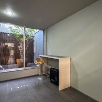 神奈川県川崎市中原区小杉御殿町の賃貸物件/広めの玄関ホールは書斎やアトリエ的な使い方もあり。オーナーが残したカウンターとハイチェアもぜひご活用ください