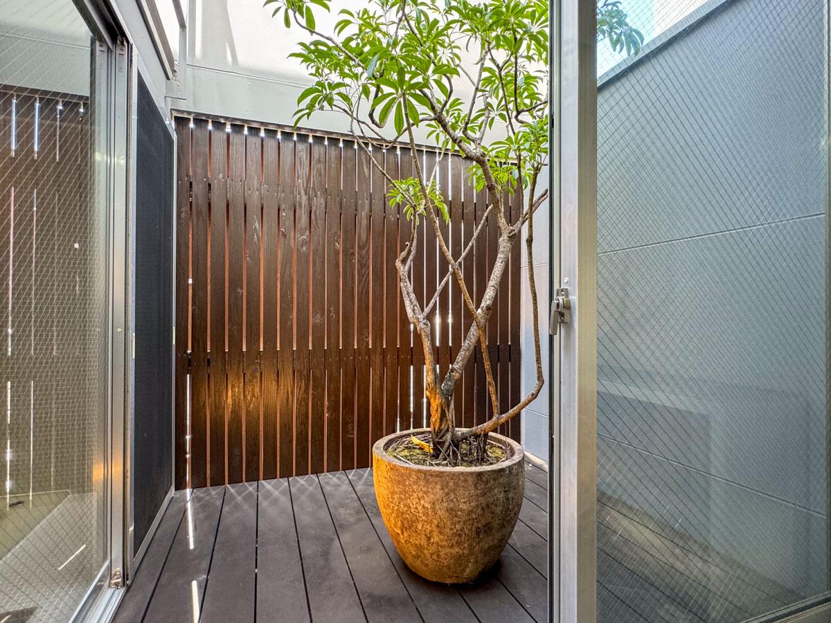 神奈川県川崎市中原区小杉御殿町の賃貸物件/このテラスには湯上り用の椅子が必須です