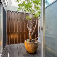 神奈川県川崎市中原区小杉御殿町の賃貸物件/このテラスには湯上り用の椅子が必須です