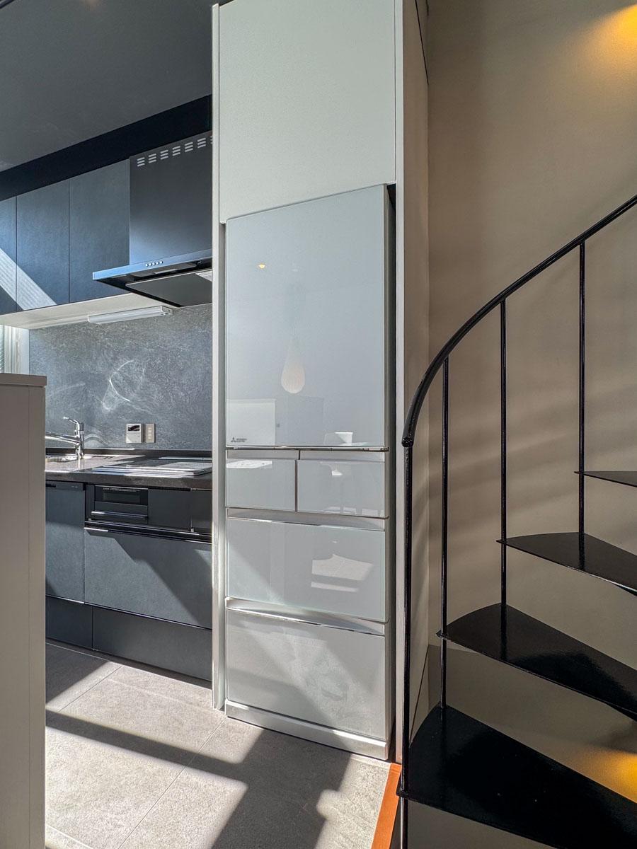 神奈川県川崎市中原区小杉御殿町の賃貸物件/冷蔵庫はこの家にぴったりのものが残されています。搬入がかなり大変＋置ける型が限られてしまうので、こちらをご活用ください