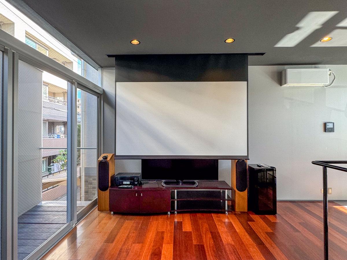 神奈川県川崎市中原区小杉御殿町の賃貸物件/プロジュクターとリモコンで上下できるスクリーンが設置ずみ。映画好きにはたまりません！