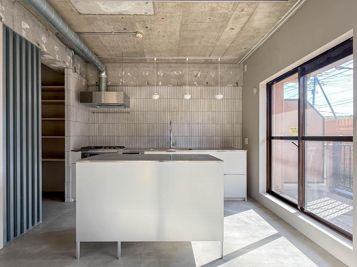 戸田市川岸の売買物件/窓辺の気持ちのいい場所にキッチン。アルミフレームのカウンターがチャームポイント