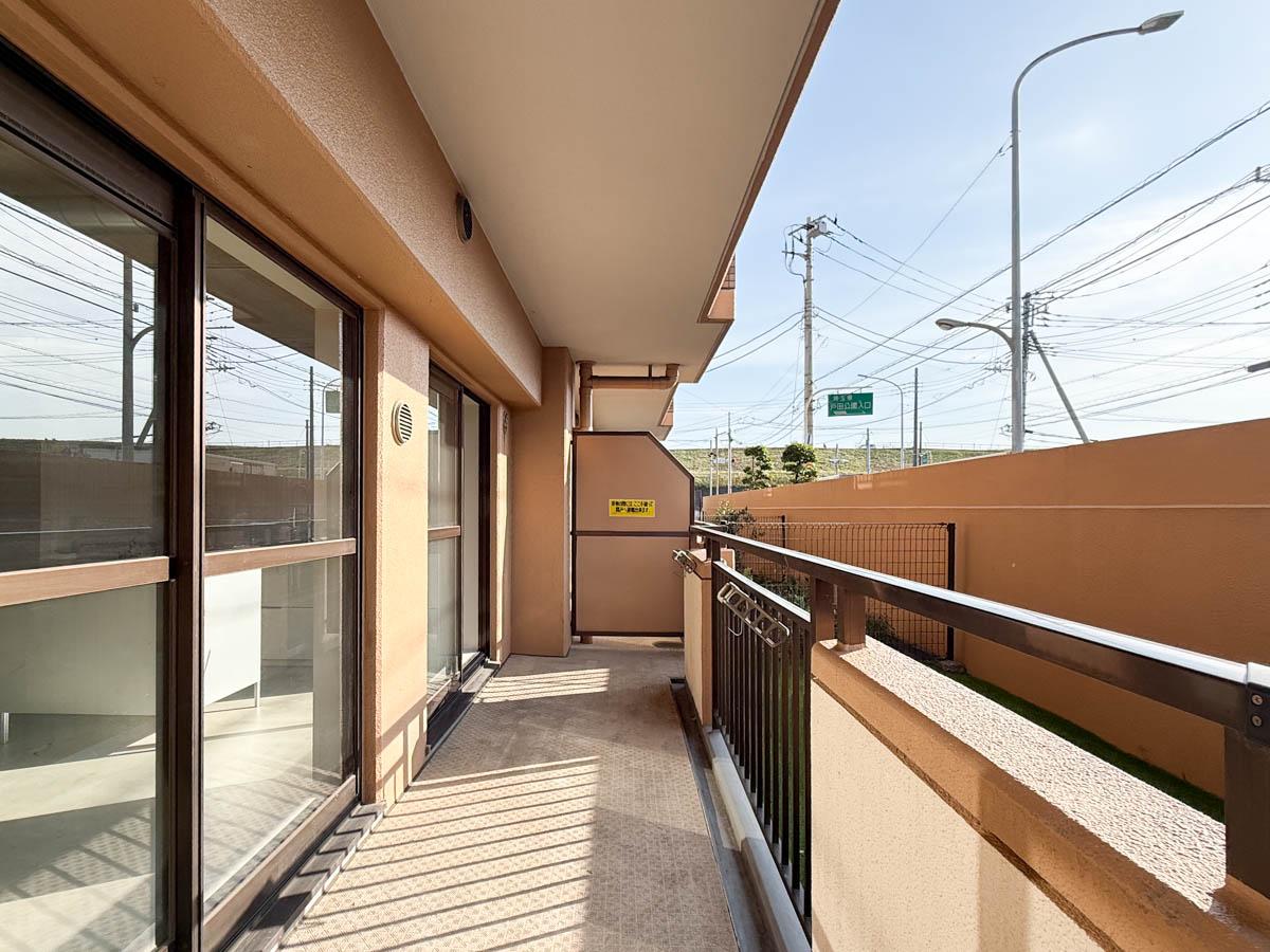 戸田市川岸の売買物件/バルコニー部分もあり、洗濯物も干しやすいつくり。右奥に荒川の土手が見える