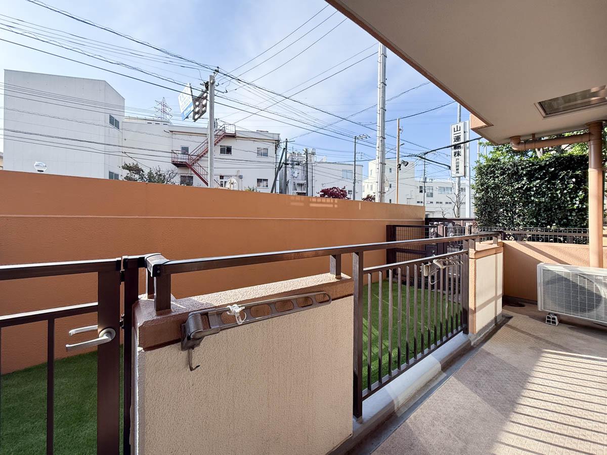 戸田市川岸の売買物件/お庭に高めの塀があるので、通りからの目線を感じずに使えるのも嬉しい