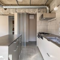 戸田市川岸の売買物件/II型につくられたキッチンは作業スペースが広く使いやすい。奥にパントリー、冷蔵庫置き場