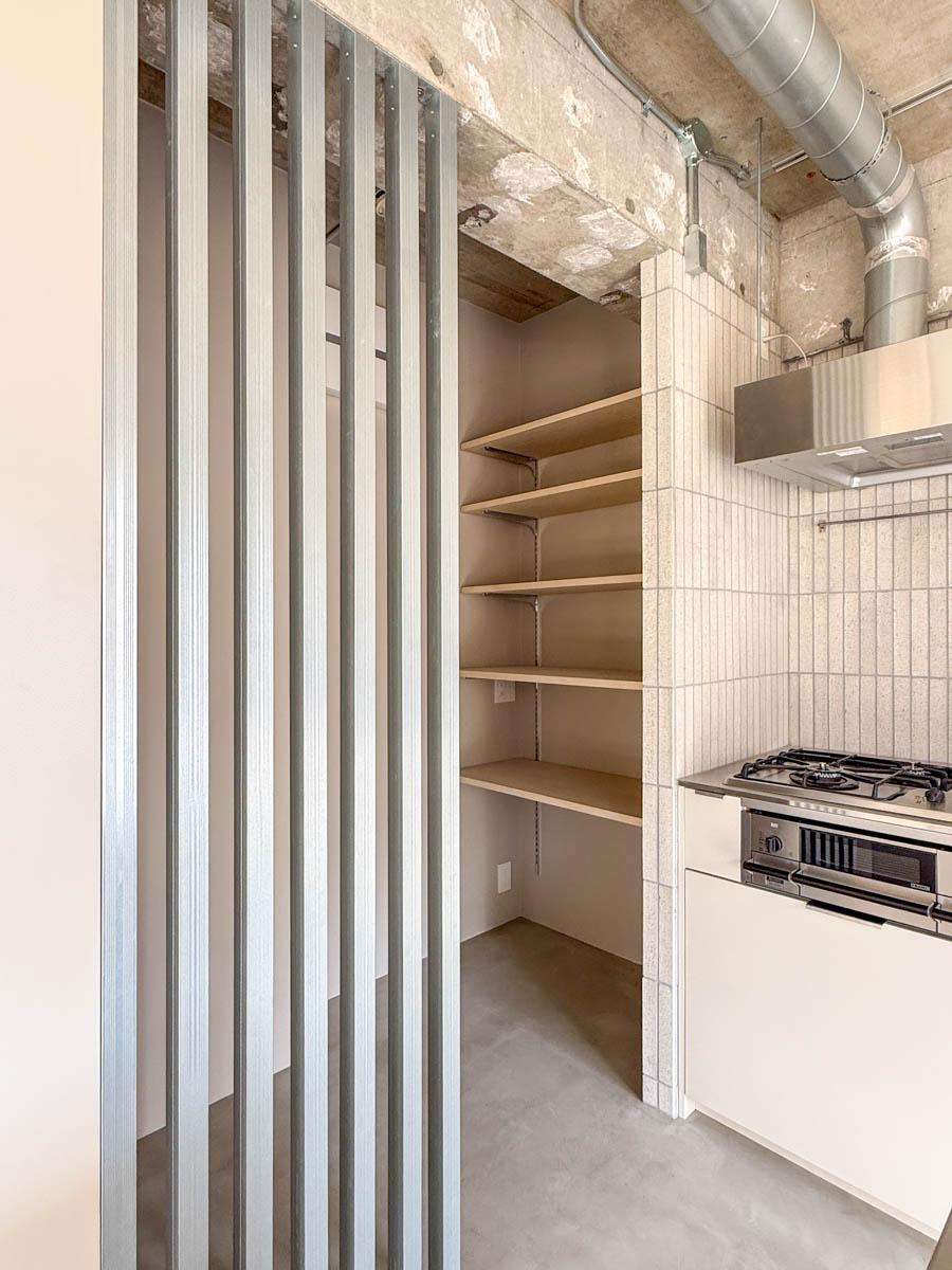 戸田市川岸の売買物件/鋼板素材の軽天下地を内装デザインのアクセントに使っています。金属の素材がソリッドな空間を引き立てます