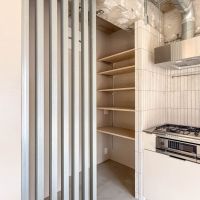 戸田市川岸の売買物件/鋼板素材の軽天下地を内装デザインのアクセントに使っています。金属の素材がソリッドな空間を引き立てます