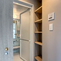 戸田市川岸の売買物件/脱衣所。脱衣所の入口の扉も細かく造作されていて、かっこいい。