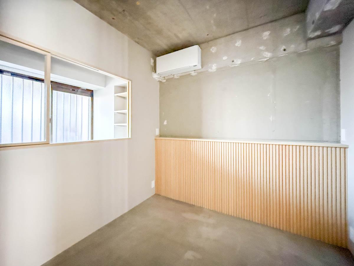 戸田市川岸の売買物件/サービスルームには木製の内窓や木リブの腰壁が設置されていてかわいい雰囲気。エアコンも付いていて、ワークスペースや子供部屋に使いやすい