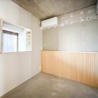 戸田市川岸の売買物件/サービスルームには木製の内窓や木リブの腰壁が設置されていてかわいい雰囲気。エアコンも付いていて、ワークスペースや子供部屋に使いやすい