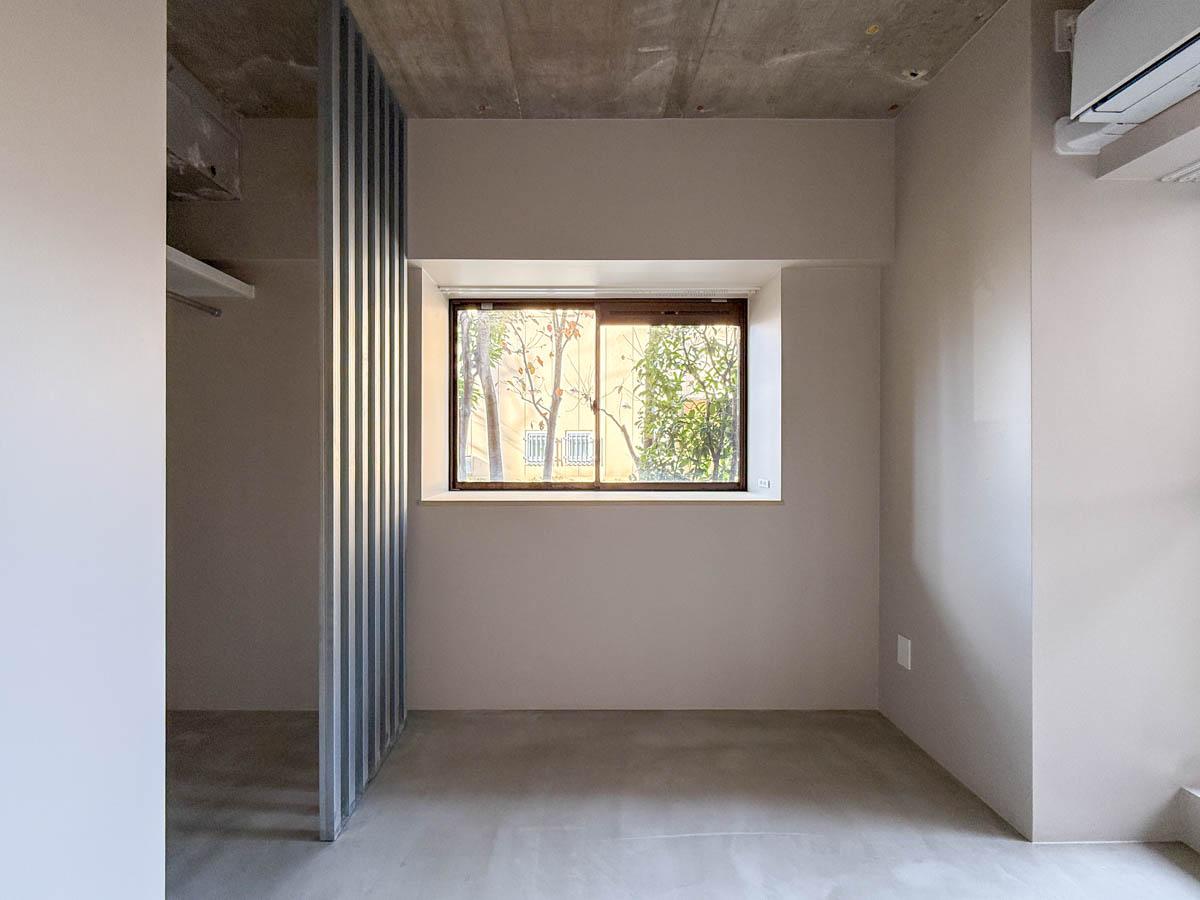 戸田市川岸の売買物件/寝室は2面採光で明るい。金属の格子がアクセントになったオープンクローゼットは風通しもよく、かっこいいつくり