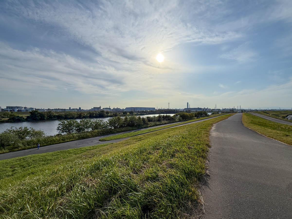戸田市川岸の売買物件/荒川土手。どこまでも続いていきそうな壮大さが気持ちいい