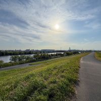 戸田市川岸の売買物件/荒川土手。どこまでも続いていきそうな壮大さが気持ちいい