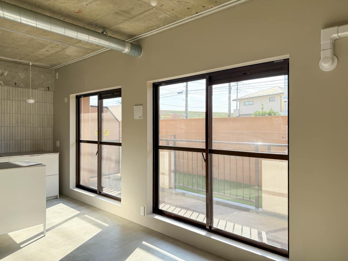 戸田市川岸の売買物件/窓はこれからインナーサッシが入り、二重サッシになり、断熱性・防音性が上がります！カーテンレールが天井づけで大きくカーテンをかけるのがかっこいいです
