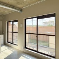 戸田市川岸の売買物件/窓はこれからインナーサッシが入り、二重サッシになり、断熱性・防音性が上がります！カーテンレールが天井づけで大きくカーテンをかけるのがかっこいいです