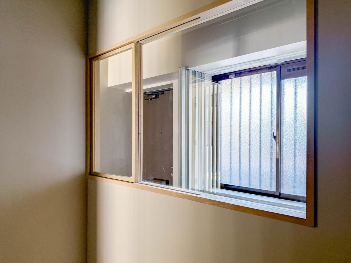 戸田市川岸の売買物件/木製の内窓からは玄関の光を取り込めます。木の枠が華奢で素敵