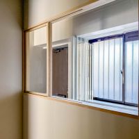 戸田市川岸の売買物件/木製の内窓からは玄関の光を取り込めます。木の枠が華奢で素敵
